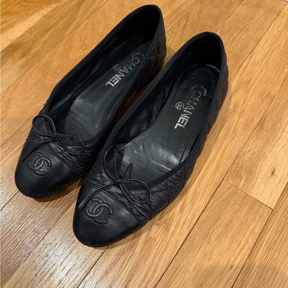 CHANEL Black Quilted Leather CC Bow Ballet Flats. European 38.
